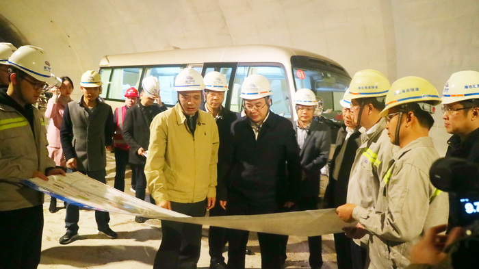 0121【工程公司】省委常委、市委書(shū)記胡昌升檢查海滄隧道安全生產(chǎn)工作-1_調整大小.jpg