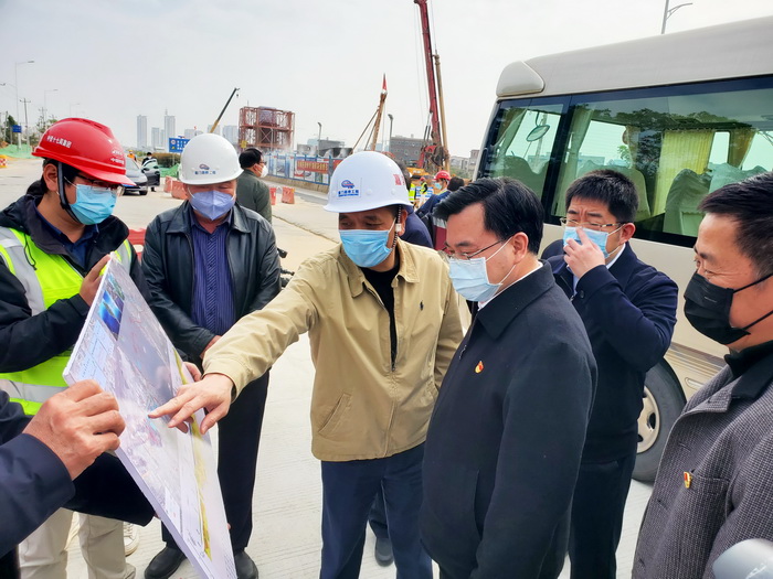 0212【工程公司】省委常委、市委書(shū)記胡昌升一行調研第二東通道工程復工、防疫工作_調整大小.jpg